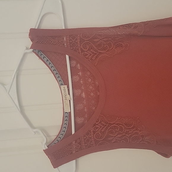 Lacy, red sleeveless top - Picture 4 of 8
